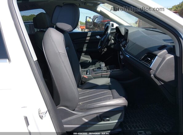 WA1AAAFY9M2096154 2021 AUDI Q5 White Front interior view