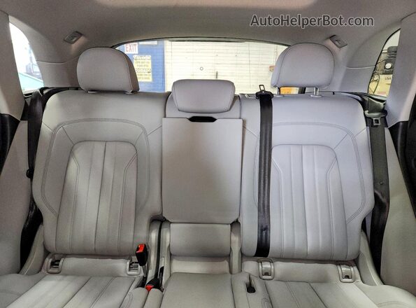 WA1AAAFYXM2054446 2021 AUDI Q5 Silver Widok tylnych siedzeń