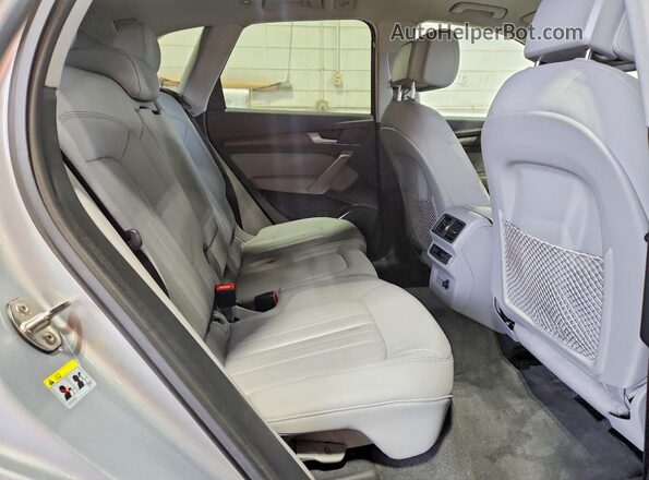 WA1AAAFYXM2054446 2021 AUDI Q5 Silver Widok wnętrza z tyłu