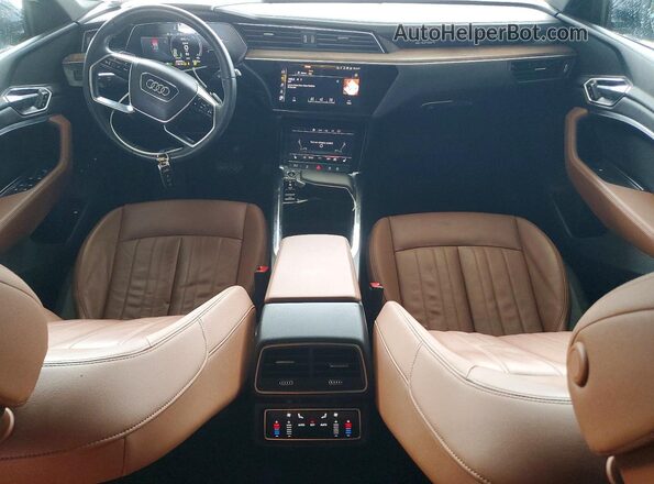 WA1AAAGE2NB037582 2022 AUDI E-TRON Blue Vista del salpicadero