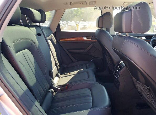 WA1ABAFY7P2048217 2023 AUDI Q5 Silver Widok wnętrza z tyłu