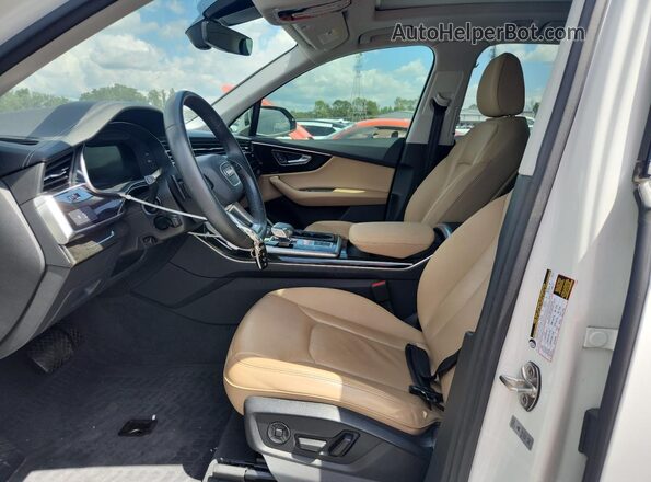 WA1ACBF72PD014930 2023 AUDI Q7 White Front interior view