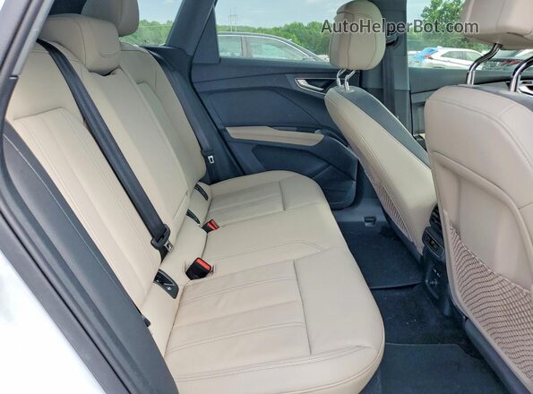 WA1ACBFZ1PP032917 2023 AUDI Q4 White Vista interior trasera