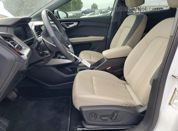 WA1ACBFZ1PP032917 2023 AUDI Q4 White Vista interior delantera