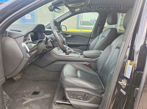 WA1AJAF7XMD023483 2021 AUDI Q7 Black Front interior view