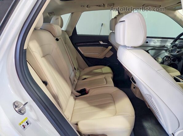 WA1ANAFY4K2136142 2019 AUDI Q5 White Սալոնի հետևի տեսք