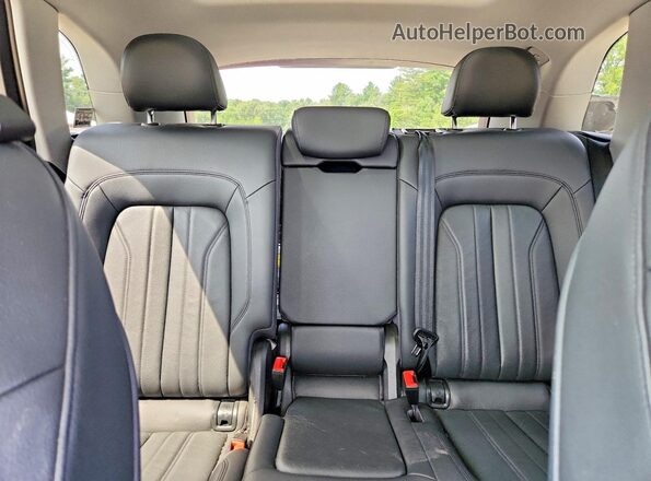 WA1ANAFY8J2005181 2018 AUDI Q5 Silver Widok tylnych siedzeń