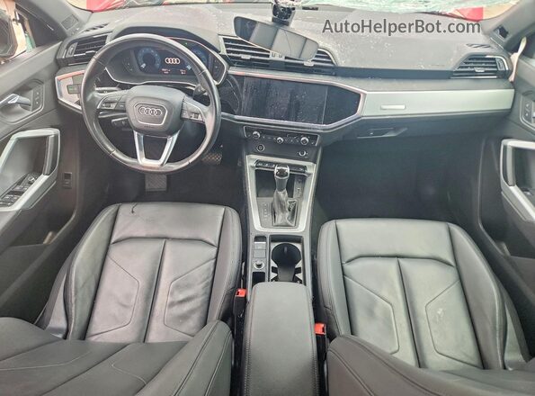 WA1AUCF36M1132895 2021 AUDI Q3 Red Vista del salpicadero