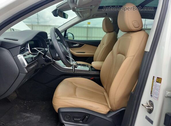 WA1AXAF79MD033114 2021 AUDI Q7 White Front interior view