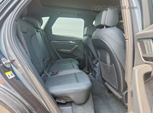 WA1B4AFY9S2051062 2025 AUDI SQ5 Gray Widok wnętrza z tyłu