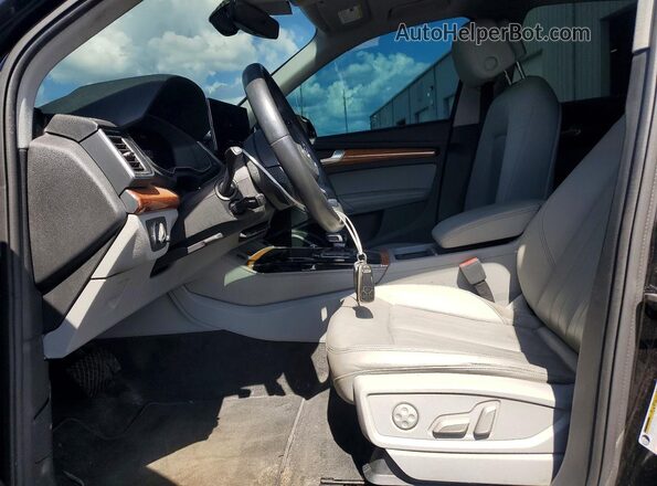 WA1BAAFY0M2020620 2021 AUDI Q5 Black Вид салону спереду
