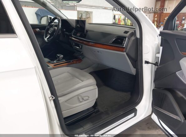 WA1BAAFY3M2065096 2021 AUDI Q5 Белый Вид салона спереди