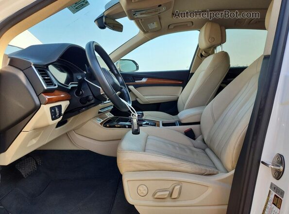 WA1BAAFY4M2051272 2021 AUDI Q5 White Vista interior delantera