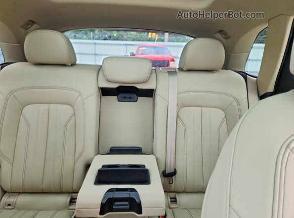 WA1BAAFY8M2104765 2021 AUDI Q5 White Vista de los asientos traseros