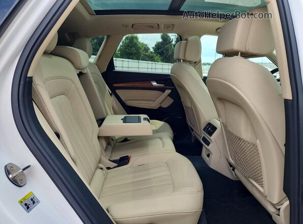 WA1BAAFY8M2104765 2021 AUDI Q5 White Vista interior trasera