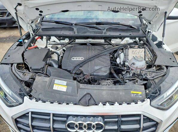 WA1BAAFY8M2104765 2021 AUDI Q5 White Vista del compartimento del motor