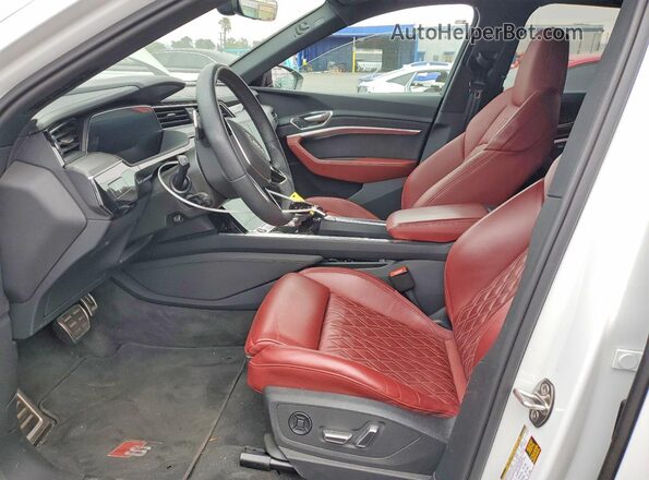 WA1BCBGE3RB045510 2024 AUDI SQ8 White Front interior view