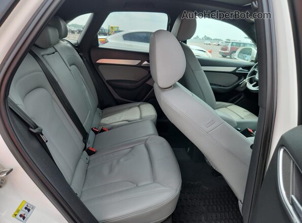 WA1BCCFS0JR023943 2018 AUDI Q3 White Widok wnętrza z tyłu