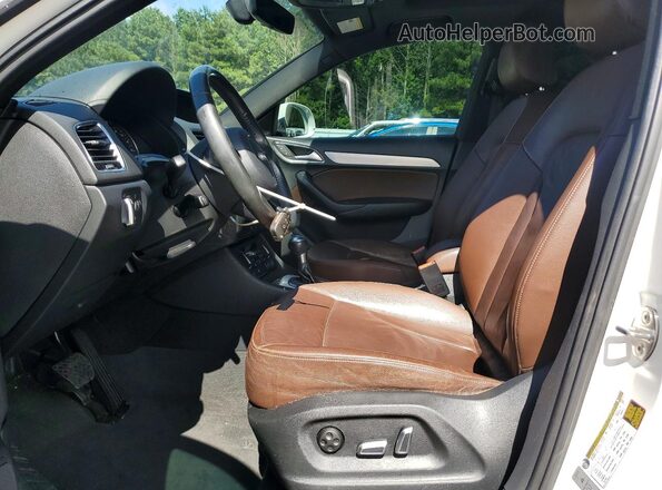 WA1BCCFS4JR016297 2018 AUDI Q3 White Вид салону спереду