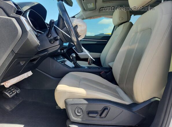 WA1BECF34L1046081 2020 AUDI Q3 White Вид салону спереду