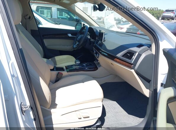 WA1BNAFY1J2236024 2018 AUDI Q5 White Vista interior delantera