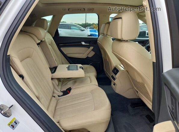 WA1BNAFY2J2217790 2018 AUDI Q5 White Vista de los asientos traseros
