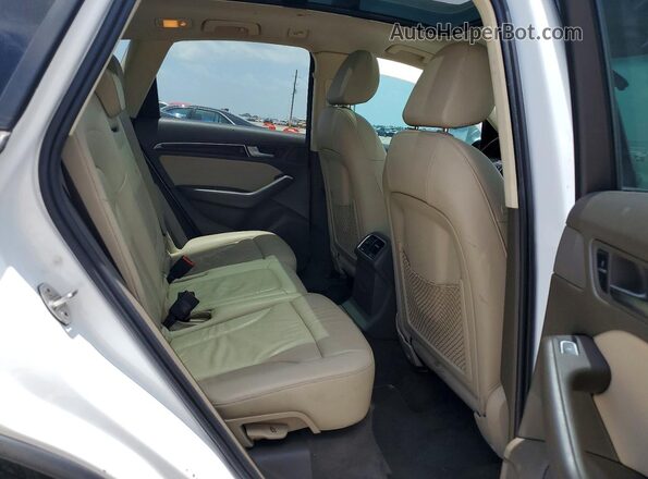 WA1C2AFP0GA040031 2016 AUDI Q5 White Rear seats view