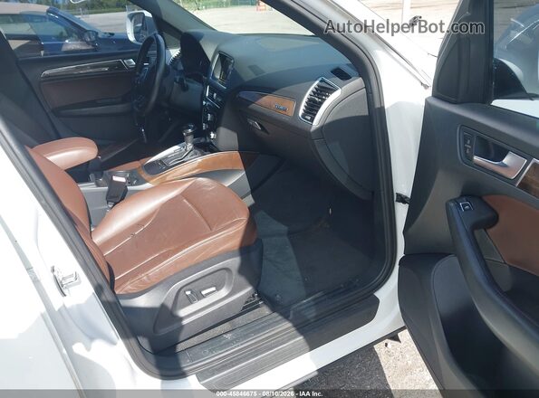 WA1C2AFP0GA053393 2016 AUDI Q5 White Front interior view