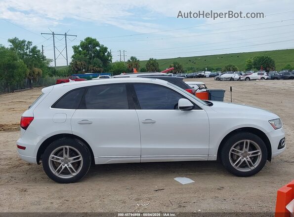 WA1C2AFP8HA074882 2017 AUDI Q5 White Widok wnętrza z tyłu