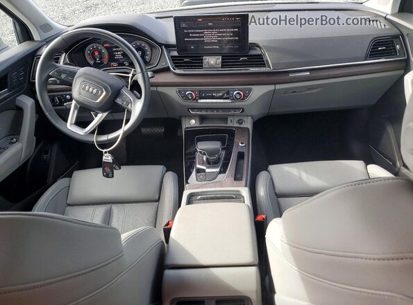 WA1CAAFY5M2056260 2021 AUDI Q5 White Widok deski rozdzielczej
