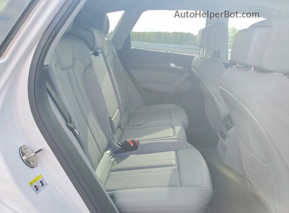 WA1CAAFY5M2056260 2021 AUDI Q5 White Widok wnętrza z tyłu