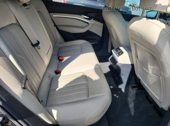 WA1CAAGE7RB005967 2024 AUDI Q8 Black Vista de los asientos traseros