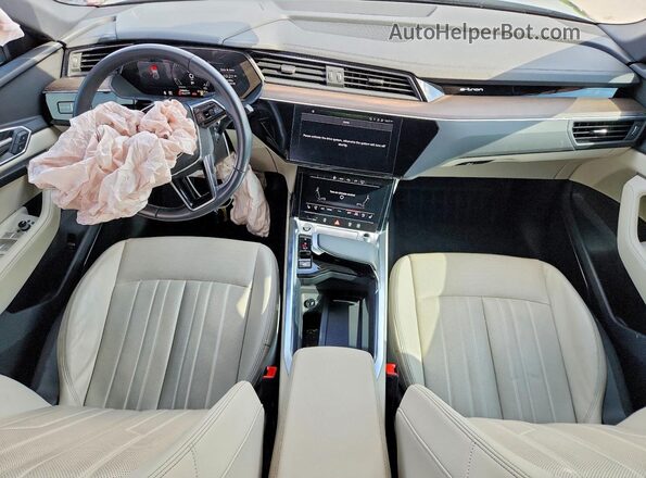 WA1CAAGE7RB005967 2024 AUDI Q8 Black Vista del salpicadero