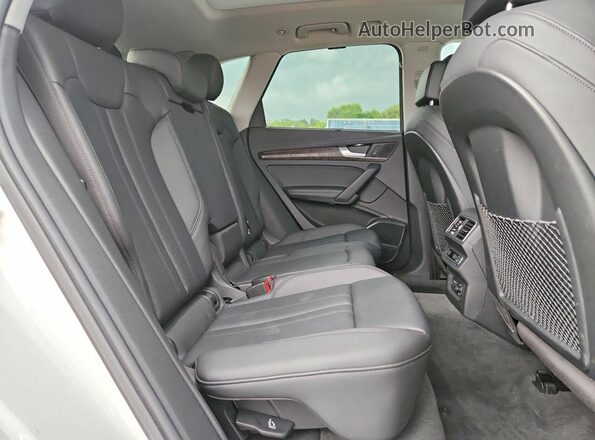 WA1CNAFY9K2103033 2019 AUDI Q5 White Вид задньої частини салону