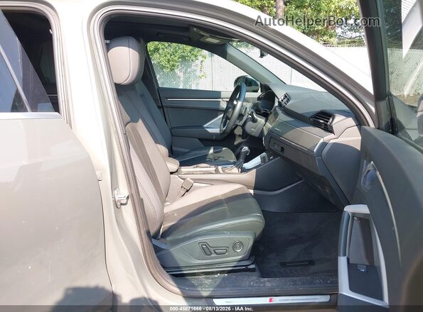 WA1DECF37R1030572 2024 AUDI Q3 Gray Вид салону спереду