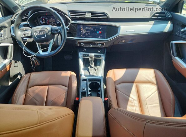 WA1DECF38M1017080 2021 AUDI Q3 Blue Vista del salpicadero