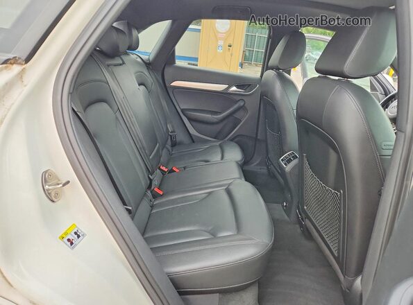 WA1ECCFS3JR032181 2018 AUDI Q3 White Вид задньої частини салону