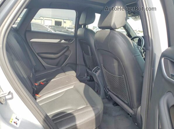 WA1ECCFS9JR020813 2018 AUDI Q3 Silver Widok tylnych siedzeń