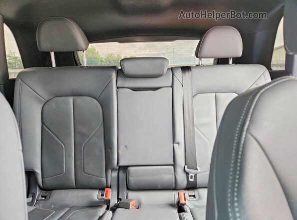 WA1EECF30M1002044 2021 AUDI Q3 Blue Widok tylnych siedzeń