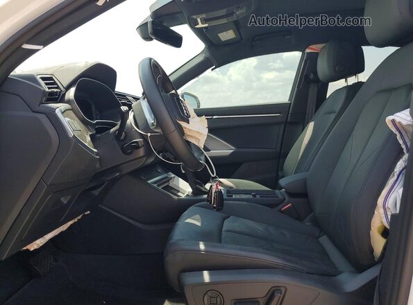 WA1EECF35R1041557 2024 AUDI Q3 White Front interior view