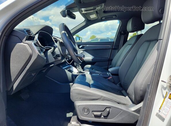 WA1EECF37P1031223 2023 AUDI Q3 White Vista interior delantera
