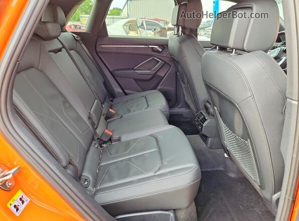 WA1EECF39N1032063 2022 AUDI Q3 Orange Widok wnętrza z tyłu