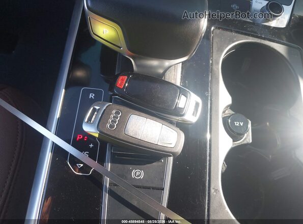WA1EVAF17KD025979 2019 AUDI Q8 White Widok deski rozdzielczej