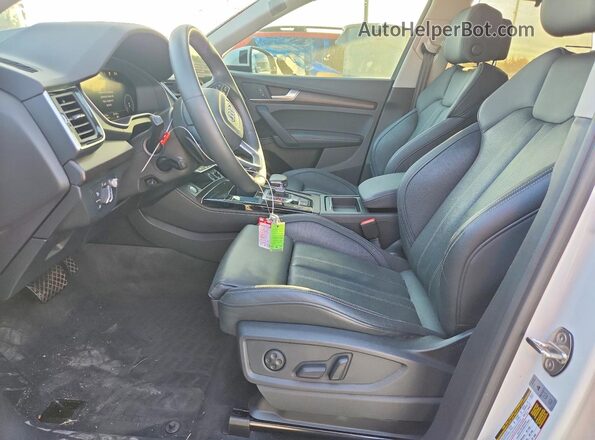 WA1FAAFYXN2055040 2022 AUDI Q5 White Вид салону спереду