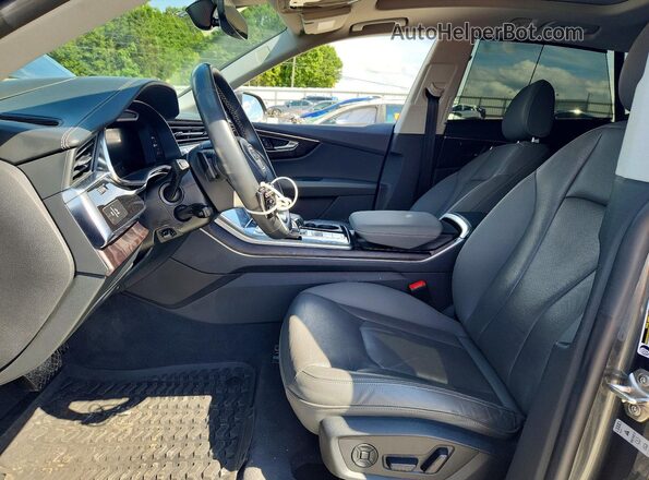 WA1FVAF14MD033111 2021 AUDI Q8 Gray Vista interior delantera
