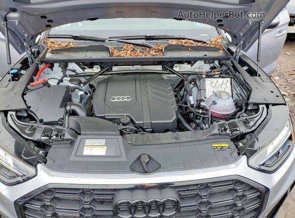 WA1GAAFY6S2018017 2025 AUDI Q5 Silver Widok komory silnika