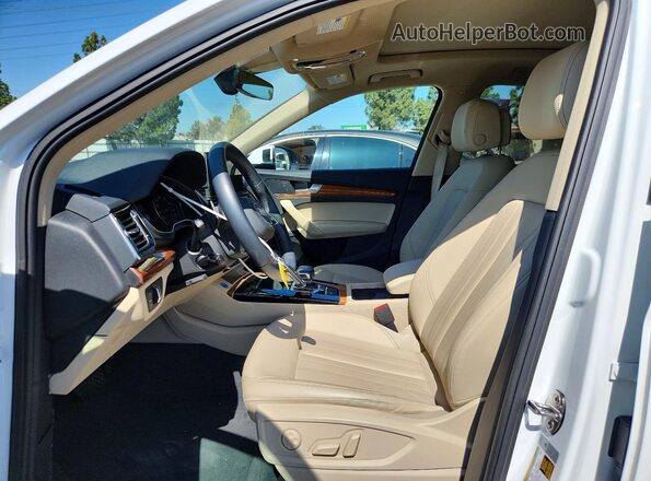 WA1GAAFY8P2093549 2023 AUDI Q5 White Вид салону спереду