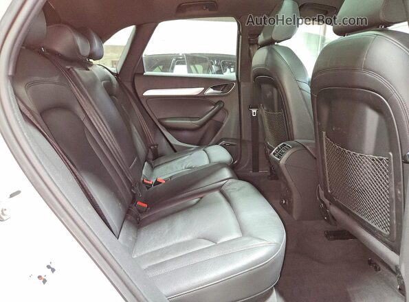 WA1GCCFS0HR005104 2017 AUDI Q3 White Вид задньої частини салону