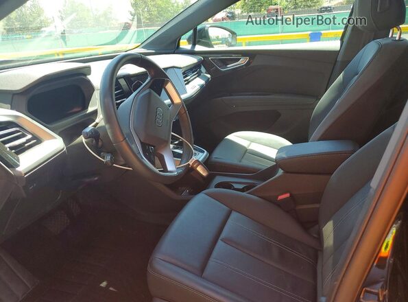 WA1KUBFZ6SP066135 2025 AUDI Q4 Black Սալոնի դիմացի տեսք