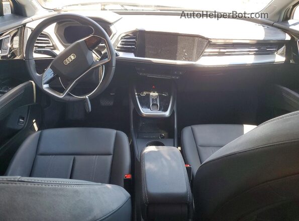 WA1KUBFZ6SP066135 2025 AUDI Q4 Black Առջևի վահանակի տեսք